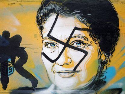 Um retrato da falecida política francesa Simone Veil, sobrevivente do Holocausto, coberta por uma suástica em Paris.