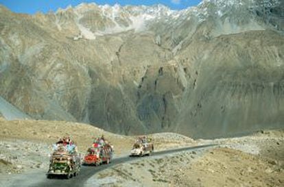 Ônibus turísticos circulando pela Karakorum Highway em direção a Rawalpindi, no Paquistão.
