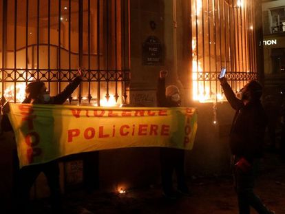 Agências do Banco da França incendiadas durante a marcha contra a nova lei de segurança nacional em Paris.