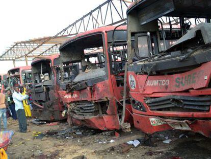 Ônibus atingidos pela explosão na estação de Abuya.