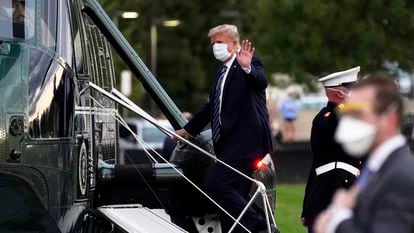 O presidente Donald Trump entrando no Marine One em Bethesda, Maryland.