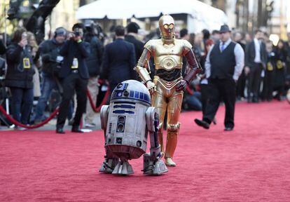 R2-D2 e, à esquerda, C-3PO, antes da sessão.