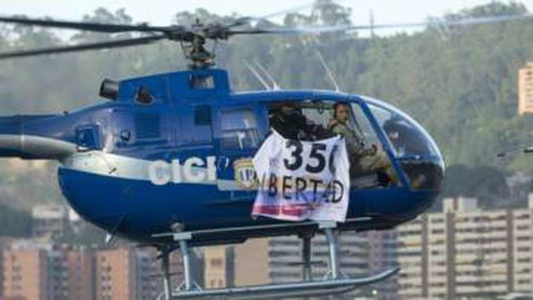 O helicóptero, durante o ataque ao Supremo.