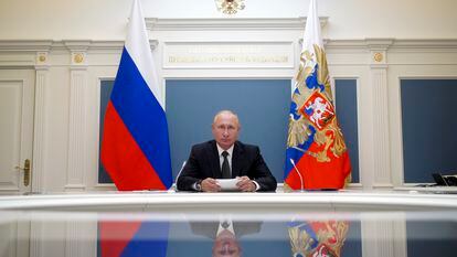 Vladimir Putin durante uma videoconferência com o ministro da Defesa, Serguei Shoigu, nesta terça-feira em Moscou.