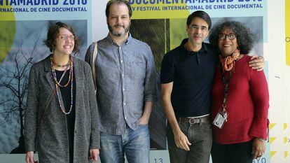 Moreira Salles, terceiro a partir da esquerda, no festival Documenta Madrid.