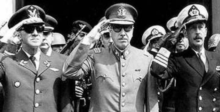 Agusto Pinochet, no centro