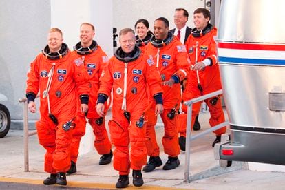 Um grupo de astronautas participa de um ensaio de lançamento em 2010.