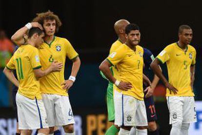Jogadores brasileiros lamentam a derrota.