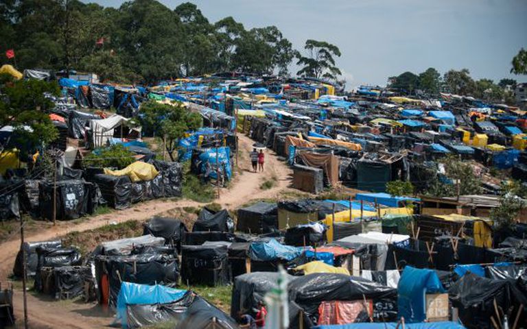 Famílias sem moradia ocupam um terreno batizado de Nova Palestina, na zona sul de São Paulo, em janeiro de 2014.