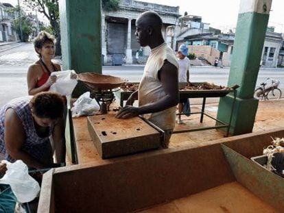 Cubanos fazem compram em mercado pouco abastecido de Havana.