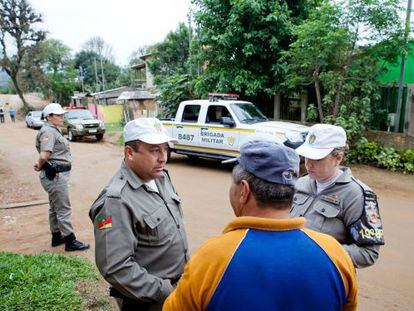 Equipe da patrulha no Rio Grande do Sul conversa com morador.