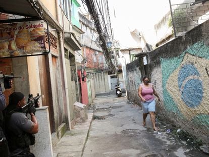 Policiais apontam suas armas durante operação na favela do Jacarezinho, no Rio de Janeiro, em 6 de maio.