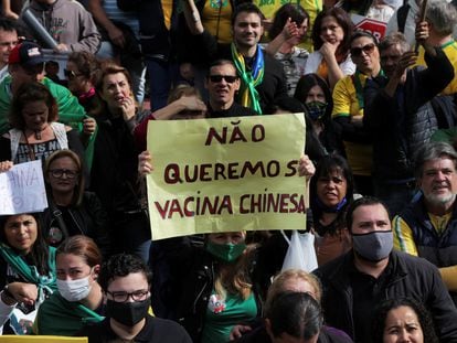 Um homem levanta cartaz contra a vacina Coronavac, do laboratório chinês Sinovac, durante manifestação em São Paulo.