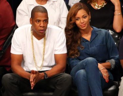 A cantora e Jay Z em uma partido da NBA, em 12 de maio.