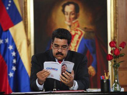 Maduro lê algumas das propostas de seu antecessor, Hugo Chávez.