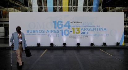 Um homem caminha em frente ao hotel de Buenos Aires onde se realiza a Confer&ecirc;ncia Ministerial da OMC
