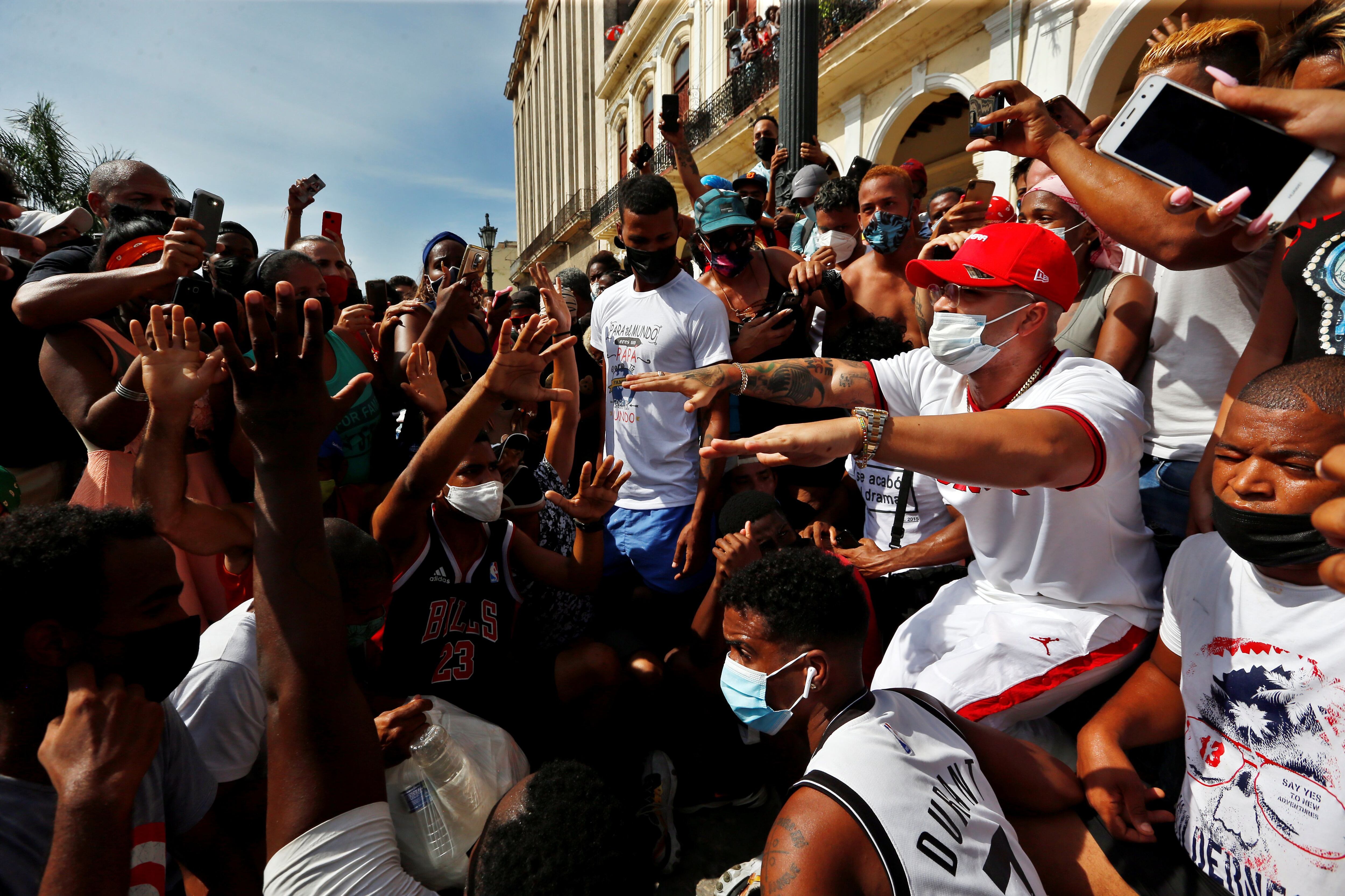 O cantor e compositor cubano Yomil (de boné vermelho), conversa com os manifestantes diante do Capitólio de Cuba, em Havana, em 11 de julho.