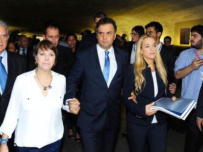 A&eacute;cio com as esposas de L&oacute;pez e Ledezma durante visita das duas ao parlamento brasileiro, em maio.
