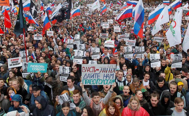 Manifestantes, durante o protesto de sábado por eleições livres em Moscou.