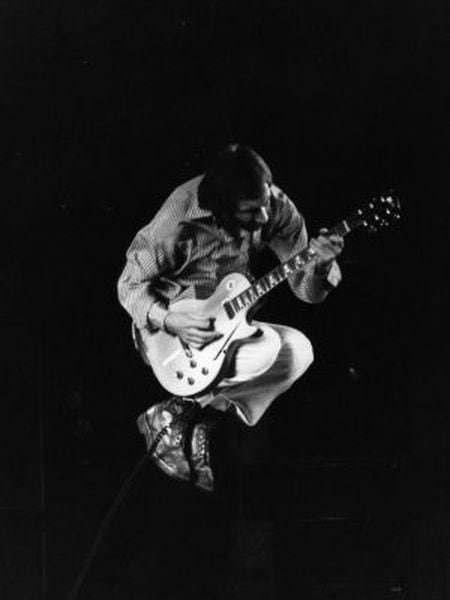 Pete Townshend, durante uma atuação em 1975.