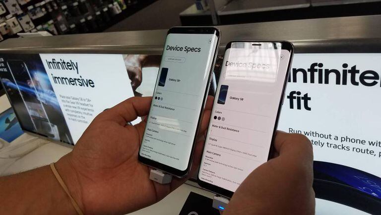 Consumidor compara um Galaxy S8 normal, à esquerda, com outro de tons avermelhados na tela.