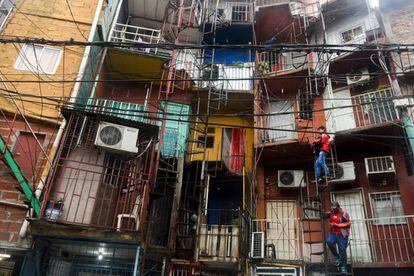 Frentes de casas na Vila 31 de Buenos Aires.