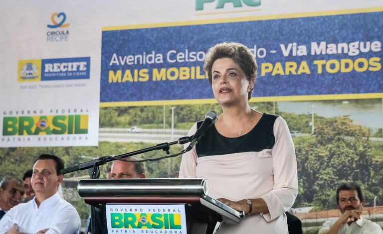 Longe de Davos, Dilma participou de cerimônia de abertura ao tráfego no Recife nesta quinta-feira.