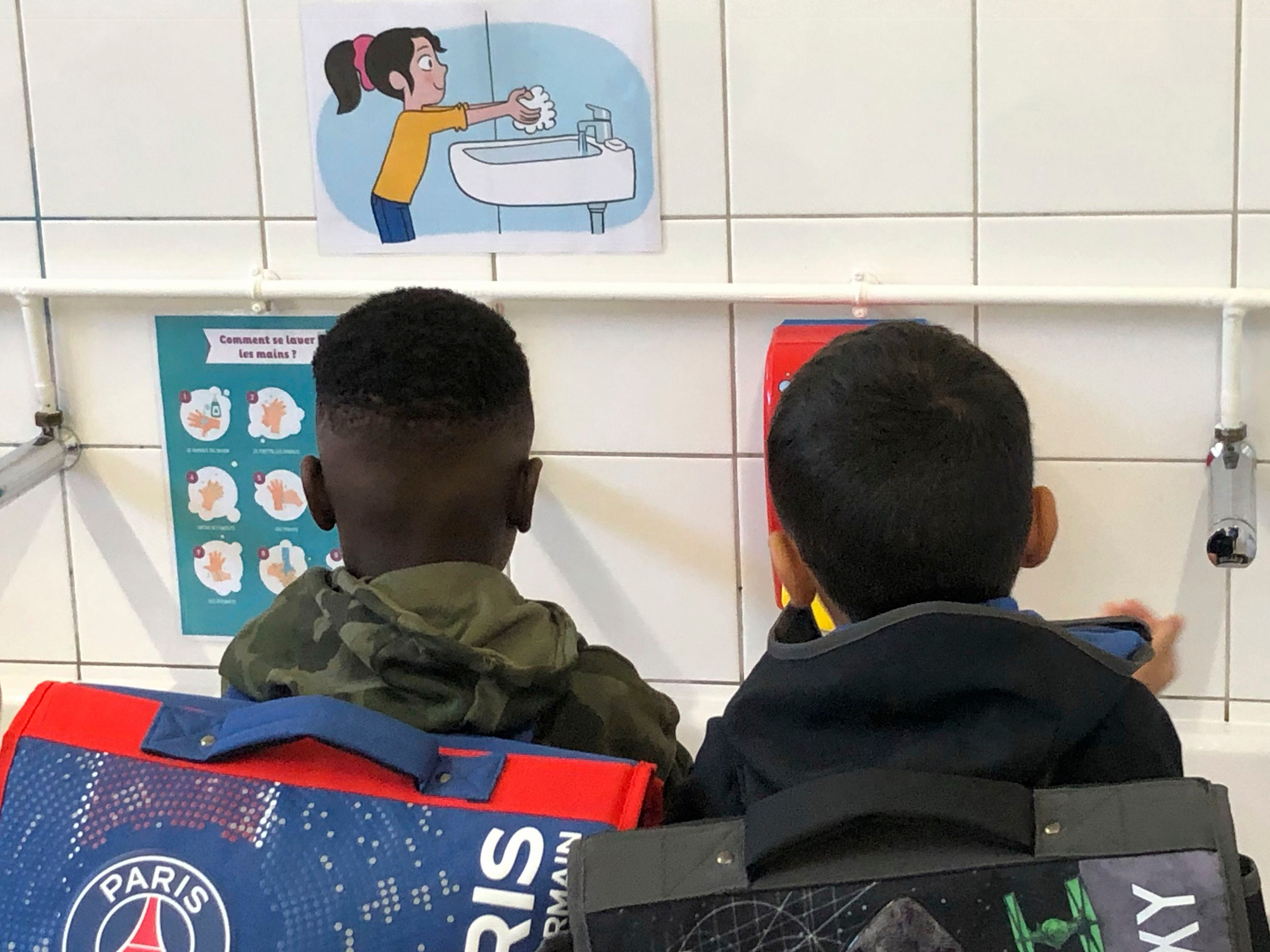 Alunos lavam as mãos em uma escola em Paris, em 1º de setembro.