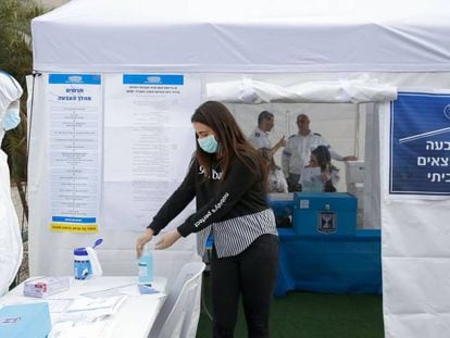 Funcionários de saúde israelenses testam um centro eleitoral para eleitores isolados pelo coronavírus, no domingo em Tel Aviv.