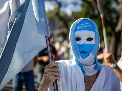 Manifestante participa de uma passeata contra o presidente argentino, Alberto Fernández, em 12 de outubro, em Buenos Aires.