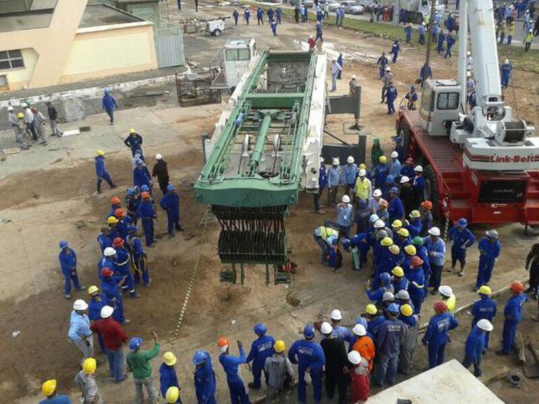 Trabalhadores circulam a área onde ocorreu o acidente.