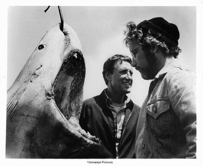 Roy Scheider e Richard Dreyfuss ao lado de um “tubarão”.