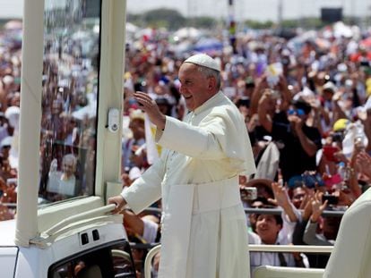 O papa Francisco saúda nesta segunda-feira a multidão em Guayaquil (Equador).