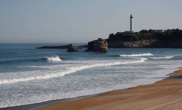 Vista do farol na Grande Plage antes da cúpula do G7, em Biarritz (França)