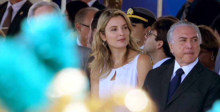Temer e sua mulher, Marcela, assistem ao desfile.