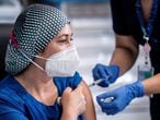 La enfermera chilena Zulema Riquelme recibe la vacuna contra la covid-19, en el Hospital Metropolitano de Santiago (Chile) este 24 de diciembre.