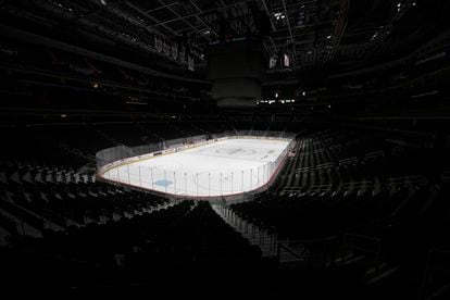 A Arena Capital One, casa do time de hóquei Washington Capitals NHL vazia no dia 12 de março. A liga seguiu a orientação da NBA e suspendeu todos os jogos.