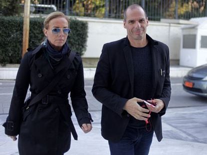 Varoufakis e sua mulher chegam ao parlamento grego.