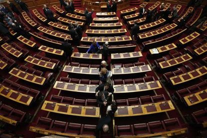 Deputados gregos saem do Parlamento após a votação.