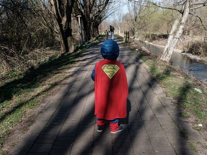 Criança vestida de Super-Homem caminha em em Casalpusterlengo, uma das regiões isoladas na Itália.