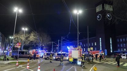 A polícia isola a estação central de Dusseldorf depois do ataque.
