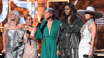 De esquerda a direita, Lady Gaga, Jada Pinkett-Smith, Alicia Keys, Michelle Obama e Jennifer Lopez, nos Grammy. Em vídeo, os melhores momentos da gala.