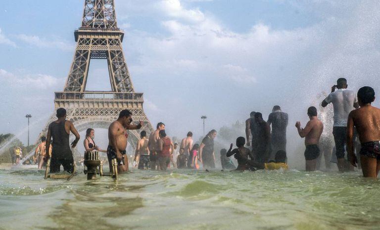 Pessoas se refrescam nas fontes dos jardins do Trocadero, em Paris.