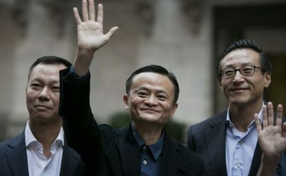 O fundador da Alibaba, Jack Ma (centro), com outros executivos na porta da Bolsa de Nova York.