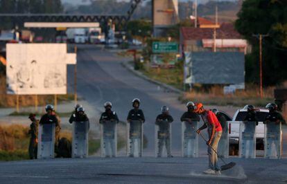 Uma barreira venezuelana perto da fronteira com Brasil, guardada pela Guarda Nacional Bolivariana.