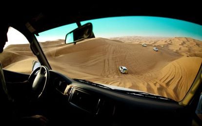 Ruta em todoterreno pelo Rub a o-Jali, a maior extensão desértica do mundo, na Península Arábiga.