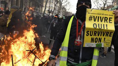Imagem de um manifestante neste sábado em Paris.