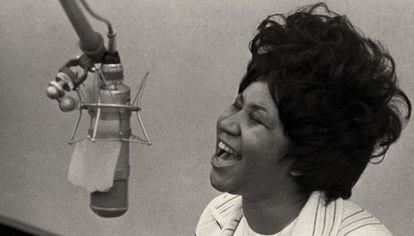 Aretha Franklin canta em 1967 nos estúdios Fame, em Muscle Shoals, Alabama.