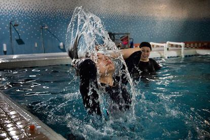 A piscina Amu fica em Cabul. E nos últimos anos foi uma das duas que as mulheres podiam frequentar. Esta foto foi tirada em novembro de 2019. 