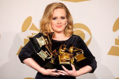 Adele ao receber seus Grammys em 2012.
